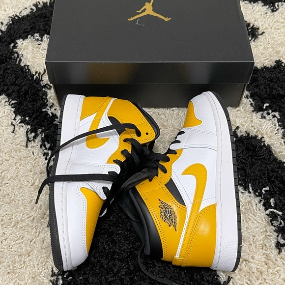 Jordan Other - NWT Junior Size 7 Air Jordan 1 Mid GS Sneakers in White/University Gold-black